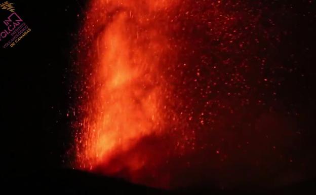 El último centro emisor del volcán de La Palma forma una nueva colada